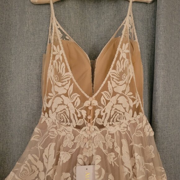 New Wedding Dress- Romantic lace and tulle A-line spaghetti strap Allure Bridals - Picture 8 of 13